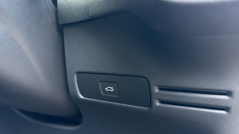 Volvo XC40 2.0 B4P Ultimate Dark 5dr Auto Petrol Estate